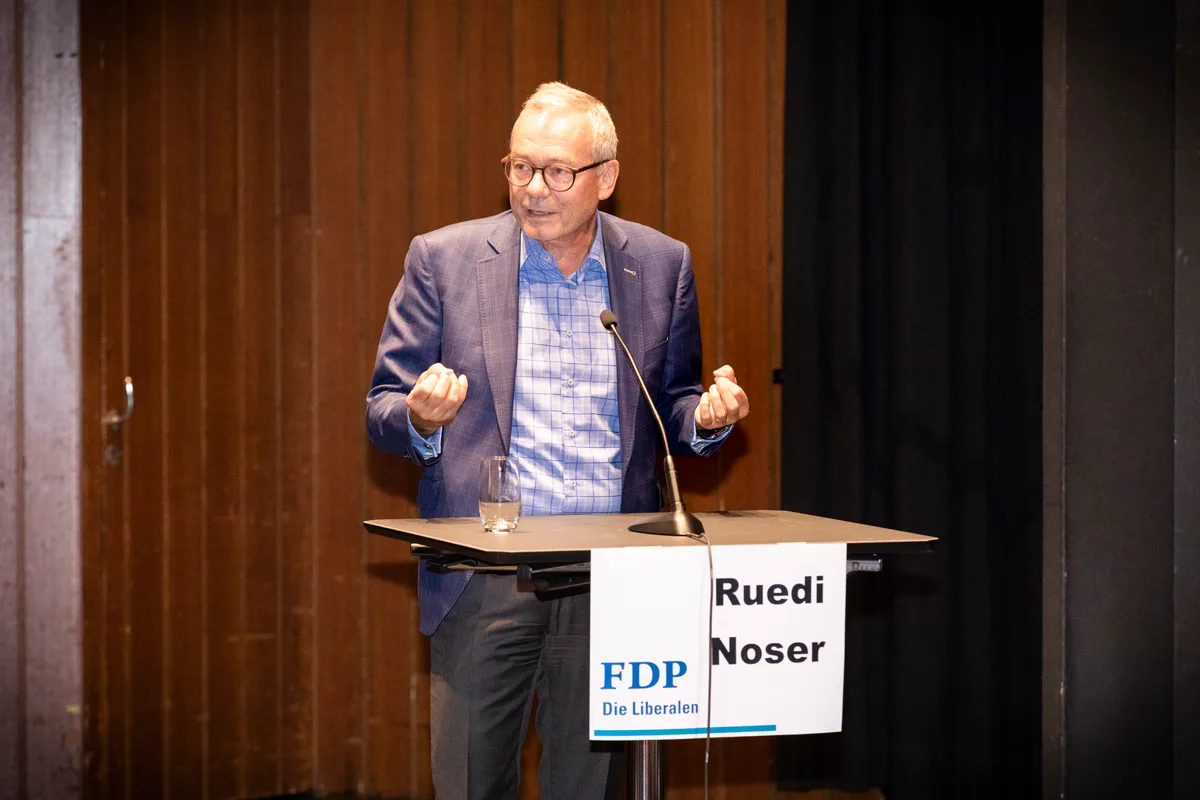 Der Ständerat Ruedi Noser (FDP) tritt zurück. Seine Parteikollegin Regine Sauter möchte seinen Platz im Ständerat einnehmen. Ein Politiker spricht an einem Rednerpult.